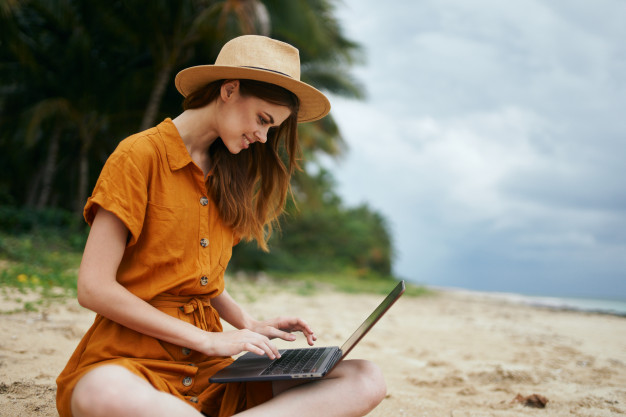 10 Ce Scrii In Concediu Woman Travels With Laptop Along Ocean Along Sand With Palm Trees 163305 5447 1