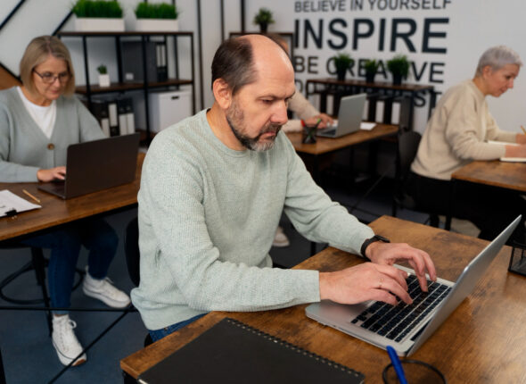 Cursuri 433 Senior-People-School-During-Class-With-Laptop-Computer (2)