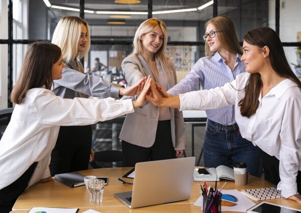 Cursuri 415 112-Women-Meeting-Celebrate-Business-Success_23-2148347197